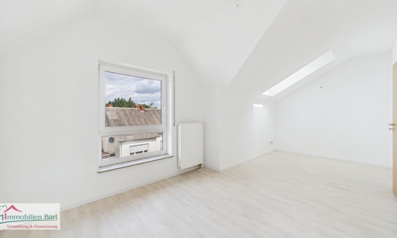 RENOVIERTE SINGLE WOHNUNG / GRENZNÄHE / BLICK INS GRÜNE!