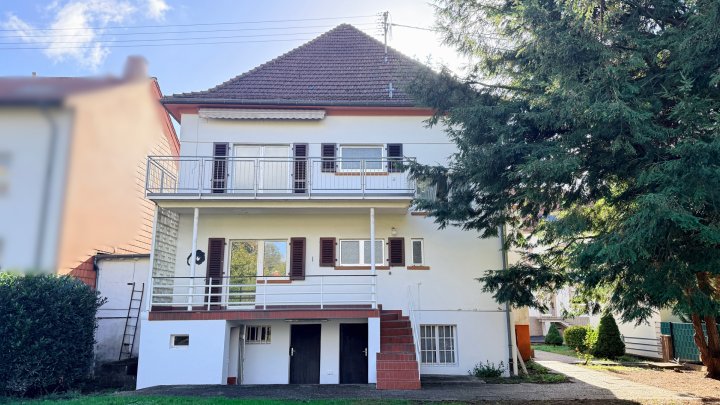 Stilvolles und großzügiges Einfamilienhaus mit 4 Balkonen und schönem Garten in Nalbach zu vermieten