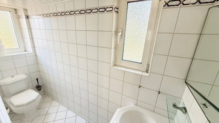 Stilvolles und großzügiges Einfamilienhaus mit 4 Balkonen und schönem Garten in Nalbach zu vermieten