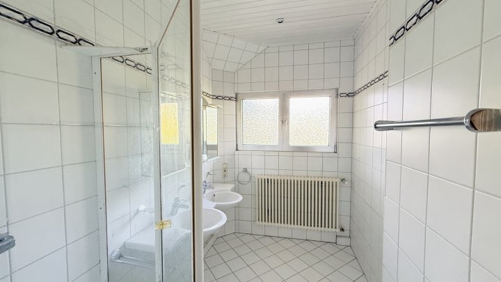 Stilvolles und großzügiges Einfamilienhaus mit 4 Balkonen und schönem Garten in Nalbach zu vermieten