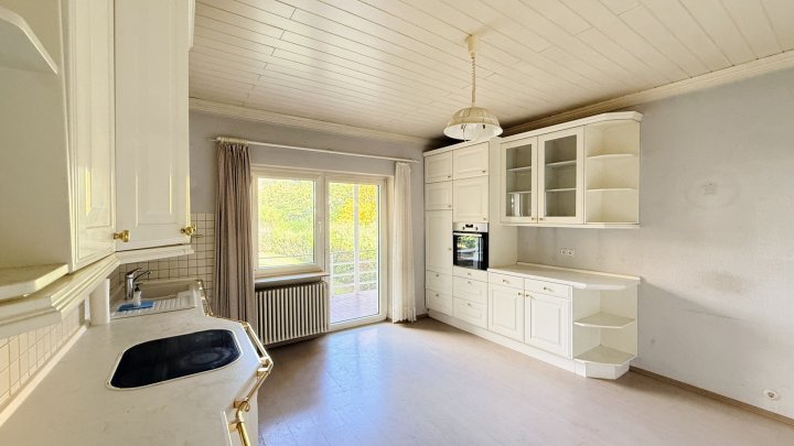 Stilvolles und großzügiges Einfamilienhaus mit 4 Balkonen und schönem Garten in Nalbach zu vermieten