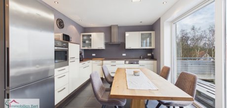 Küche mit Zugang zum Balkon