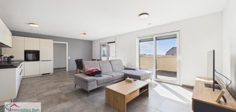 Wohn-/Esszimmer mit Zugang zum Balkon