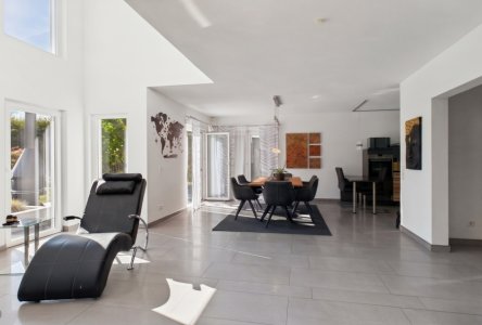 Wohn- und Essbereich mit Zugang zur Terrasse