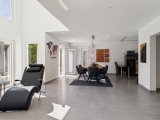 Wohn- und Essbereich mit Zugang zur Terrasse