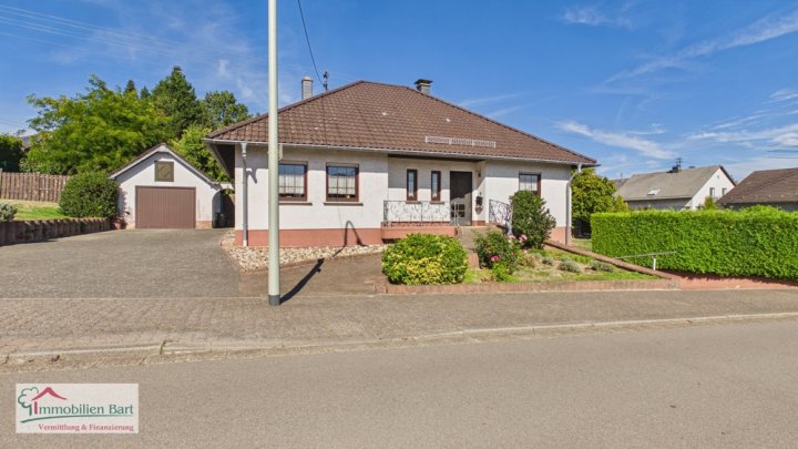 GRENZNÄHE ZU LUXEMBURG: IDYLLISCH GELEGENER BUNGALOW MIT GARAGE UND GARTEN!