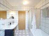 Tageslicht-Bad mit Badewanne, Dusche und Doppelwaschbecken