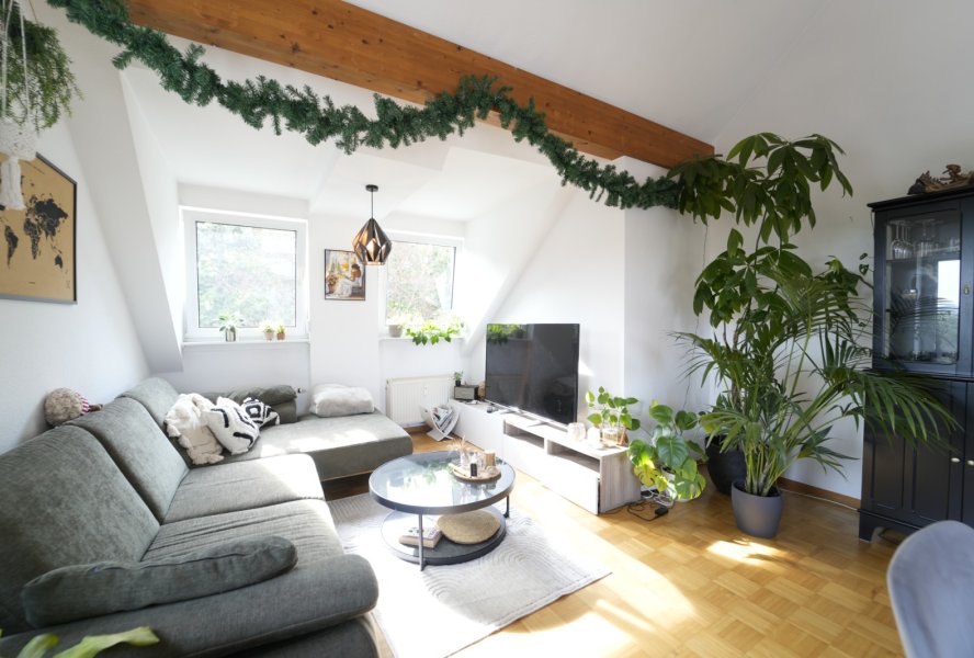 lichtdurchflutetes, großzügiges Wohnzimmer