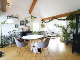 lichtdurchflutetes Wohnzimmer mit hoher Decke