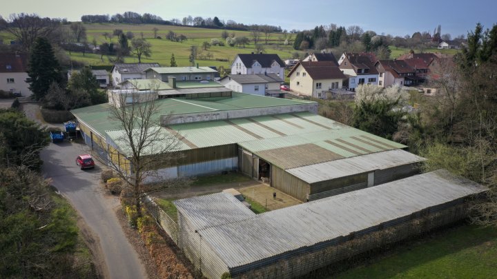 Großes Areal mit 480 m² Wohnhaus Ein-Dreifamilien und  2 Lagerhallen in ruhiger Lage von Urexweiler