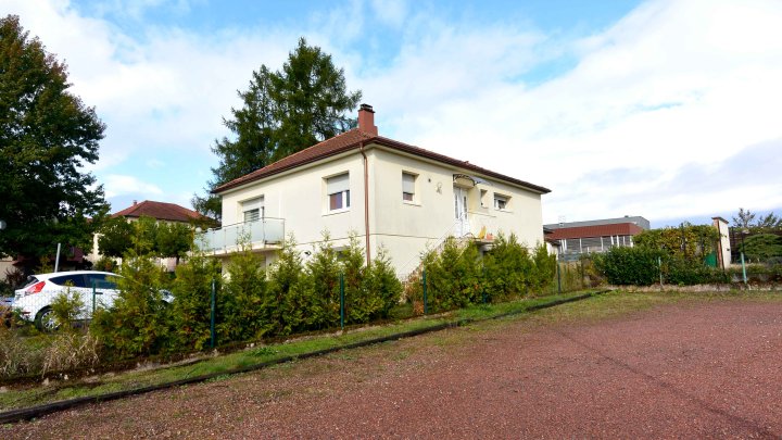 IN FRANKREICH: Walmdach-Bungalow mit Einliegerwohnung in kinderfreundlicher Straße