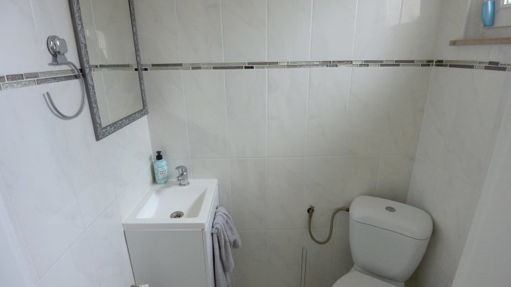 IN FRANKREICH: Walmdach-Bungalow mit Einliegerwohnung in kinderfreundlicher Straße
