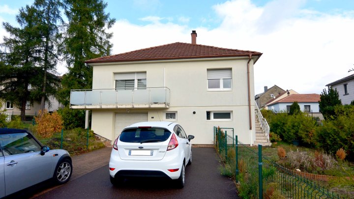 IN FRANKREICH: Walmdach-Bungalow mit Einliegerwohnung in kinderfreundlicher Straße