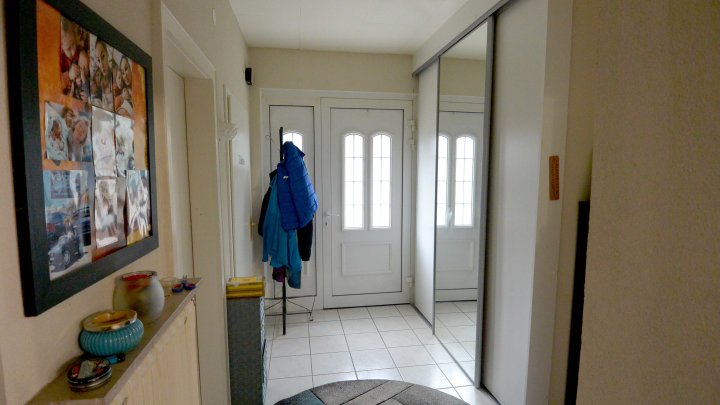 IN FRANKREICH: Walmdach-Bungalow mit Einliegerwohnung in kinderfreundlicher Straße