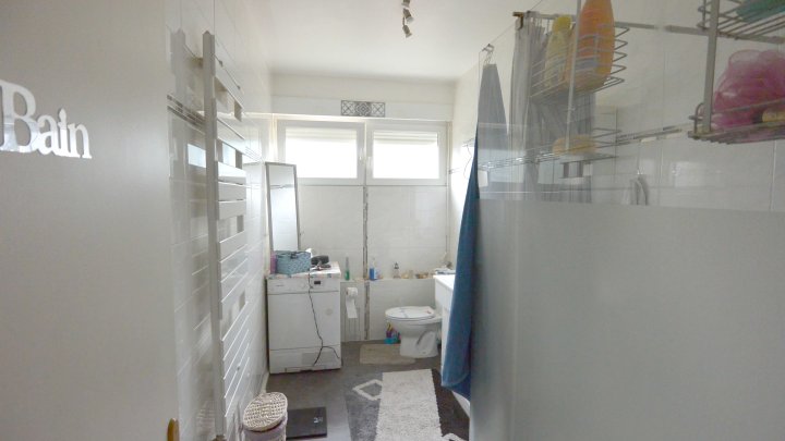 IN FRANKREICH: Walmdach-Bungalow mit Einliegerwohnung in kinderfreundlicher Straße