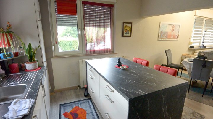 IN FRANKREICH: Walmdach-Bungalow mit Einliegerwohnung in kinderfreundlicher Straße