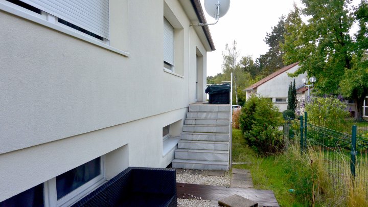 IN FRANKREICH: Walmdach-Bungalow mit Einliegerwohnung in kinderfreundlicher Straße