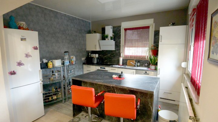 IN FRANKREICH: Walmdach-Bungalow mit Einliegerwohnung in kinderfreundlicher Straße