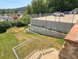 Treppe zum Gartenbereich mit Naturbiotop hinter dem Haus