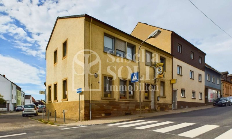 Für Investoren: Wohn- und Geschäftshaus in St. Ingbert – mit Wohnung, Gewerbe, Garten und Garagen