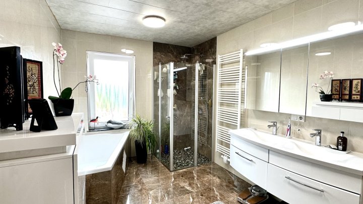 Provisionsfrei! Traumhaftes Einfamilienhaus: Kernsaniert mit herrlichem Garten