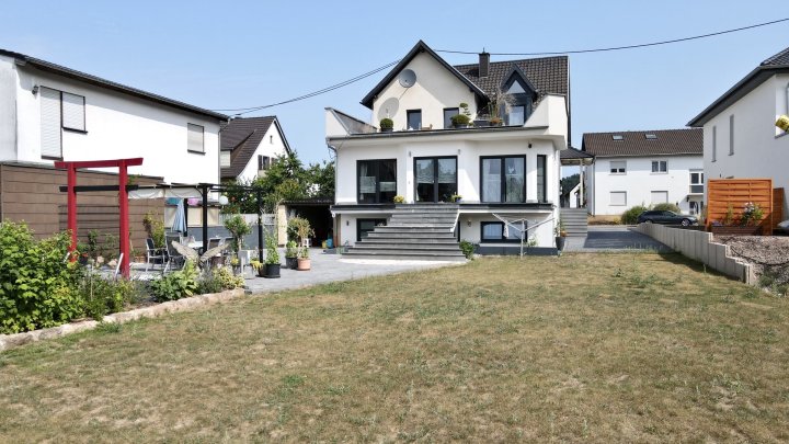 Provisionsfrei! Traumhaftes Einfamilienhaus: Kernsaniert mit herrlichem Garten