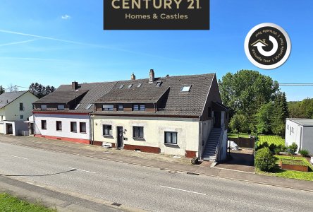 Frontansicht des Hauses mit Einfahrt