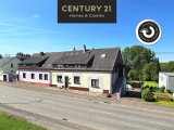 Frontansicht des Hauses mit Einfahrt