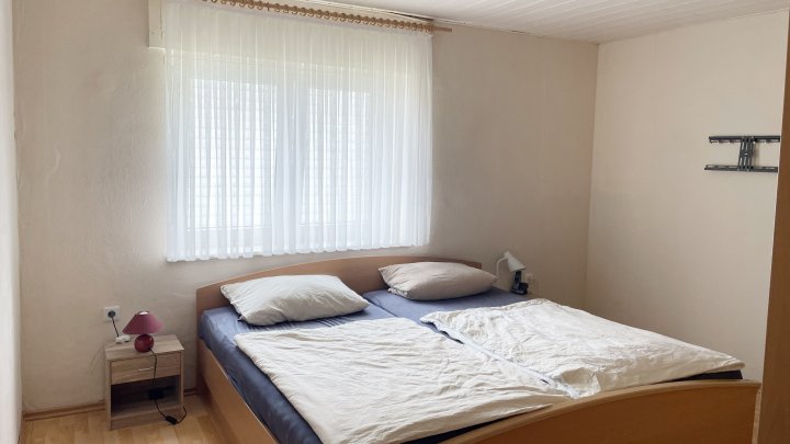 Doppelhaus mit Garten und 2 Garagen