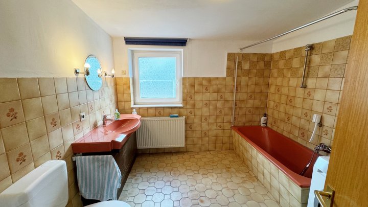 Doppelhaus mit Garten und 2 Garagen