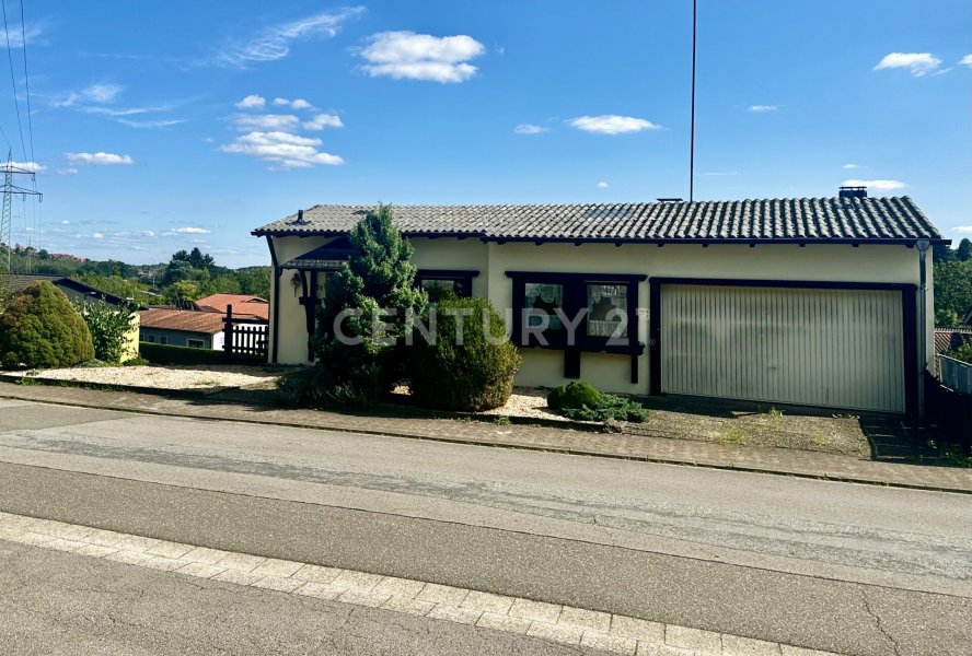 Bungalow Frontalsansicht - Garage mit Direktzugang zum Haus