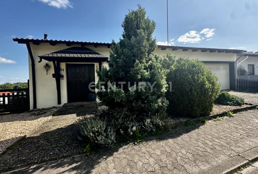 Bungalow mit Blick zur Haustür