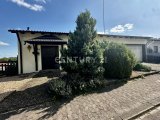 Bungalow mit Blick zur Haustür