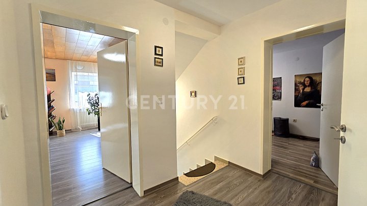Aufwendig neu renoviertes freistehendes Einfamilienhaus mit kl. Garten und Garage in Friedrichsthal
