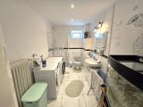 Großes Tageslicht Badezimmer mit Dusche im EG