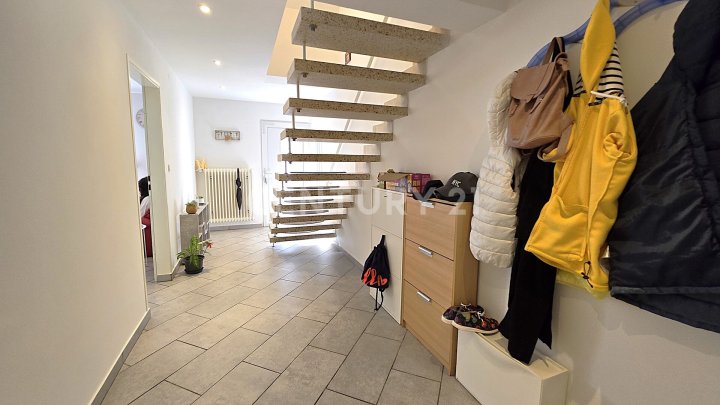 Aufwendig neu renoviertes freistehendes Einfamilienhaus mit kl. Garten und Garage in Friedrichsthal