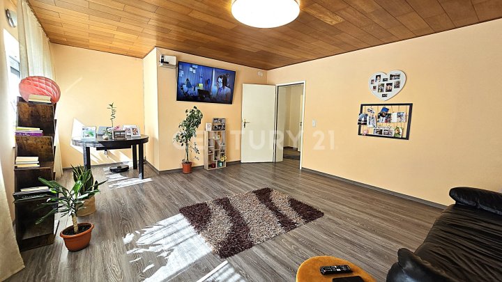 Aufwendig neu renoviertes freistehendes Einfamilienhaus mit kl. Garten und Garage in Friedrichsthal