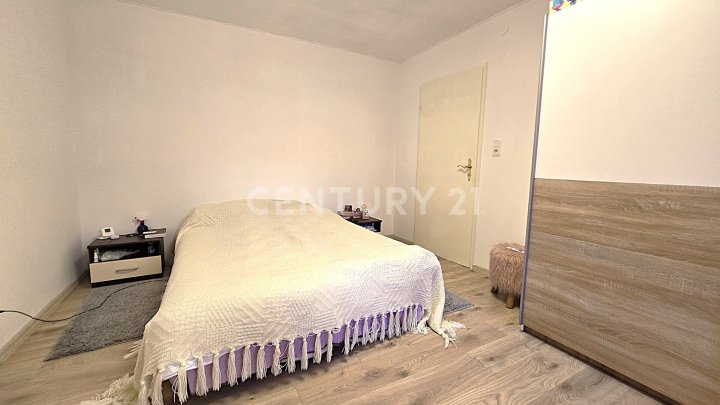 Aufwendig neu renoviertes freistehendes Einfamilienhaus mit kl. Garten und Garage in Friedrichsthal