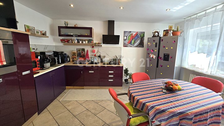 Aufwendig neu renoviertes freistehendes Einfamilienhaus mit kl. Garten und Garage in Friedrichsthal
