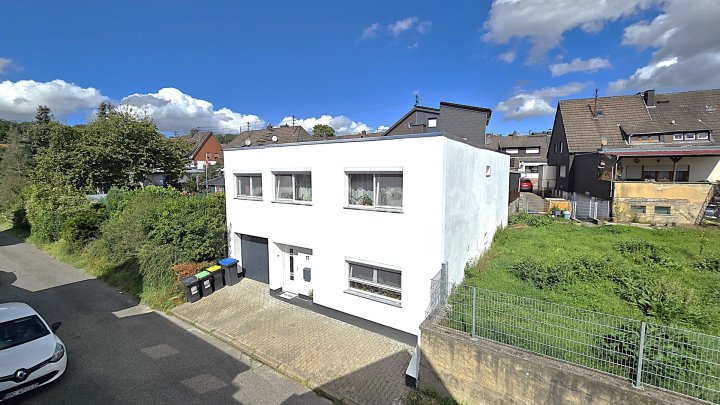 Aufwendig neu renoviertes freistehendes Einfamilienhaus mit kl. Garten und Garage in Friedrichsthal