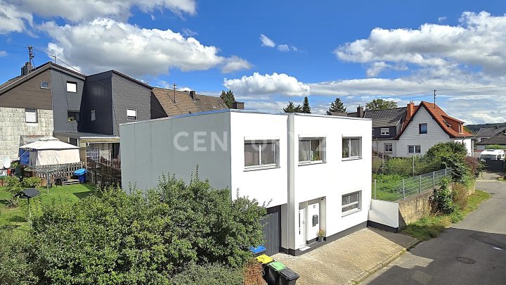 Aufwendig neu renoviertes freistehendes Einfamilienhaus mit kl. Garten und Garage in Friedrichsthal