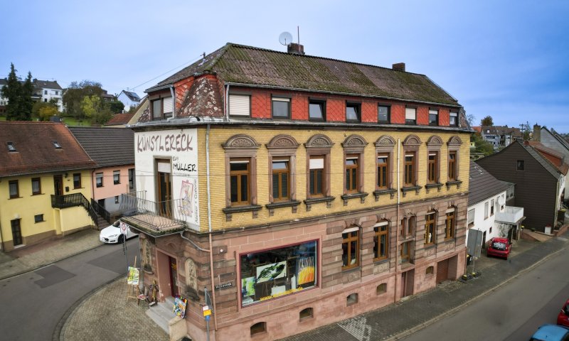 Dreiparteien Wohn- und Geschäftshaus mit Vermietungspotenzial