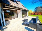 wunderschöne Terrasse und riesige Fensterfronten im Wohn- Es