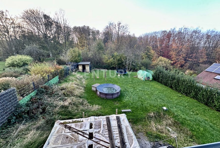 großer Garten am Waldrand mit Terrasse