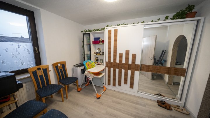 Vermietetes Dreiparteienhaus mit 5 Garagen in verkehrsberuhigter Nebenstraße von Riegelsberg