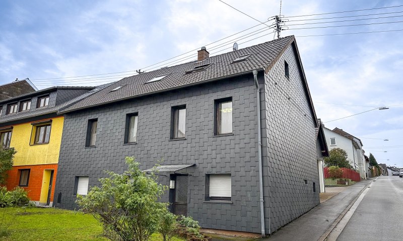 Vermietetes Dreiparteienhaus mit 5 Garagen in verkehrsberuhigter Nebenstraße von Riegelsberg