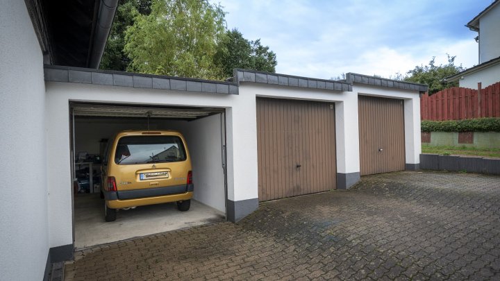 Vermietetes Dreiparteienhaus mit 5 Garagen in verkehrsberuhigter Nebenstraße von Riegelsberg