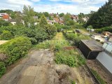 Terrasse und großer Gartenbereich hinter dem Haus aktuell