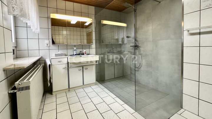 Kaufpreis gesenkt! Großes EFH in Queidersbach – Nähe Air Base, 4 SZ, 2 Terrassen, 3 Garagen