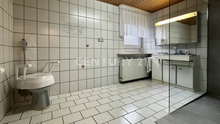 Kaufpreis gesenkt! Großes EFH in Queidersbach – Nähe Air Base, 4 SZ, 2 Terrassen, 3 Garagen